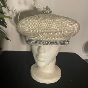 Chic Pearl-Embellished Cream Beret